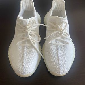 adidas Yeezy Boost 350 V2
Cream/Triple White